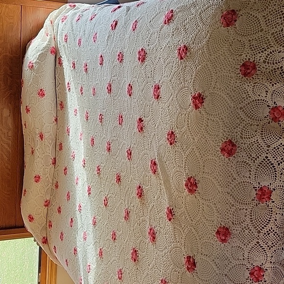 Crotchet Bedspread with Flower Detail. Brand New. Never Used - Picture 6 of 6